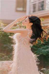 女神嫌我穷酸，我转身氪进美人圈无广告