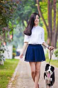 她不值得我爱过的小说