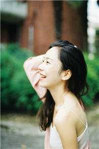 穿书冒充男主未婚妻，入夜咬唇吻人气小说